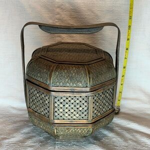 Beautiful vintage Chinese lunch box made of Bamboo and perfect condition.
